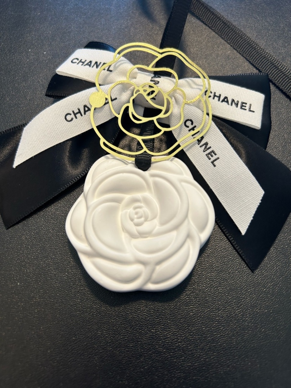 NWOT Chanel Black & White Bow Camellia Aroma Hanging Diffuser comes with box - Picture 4 of 5